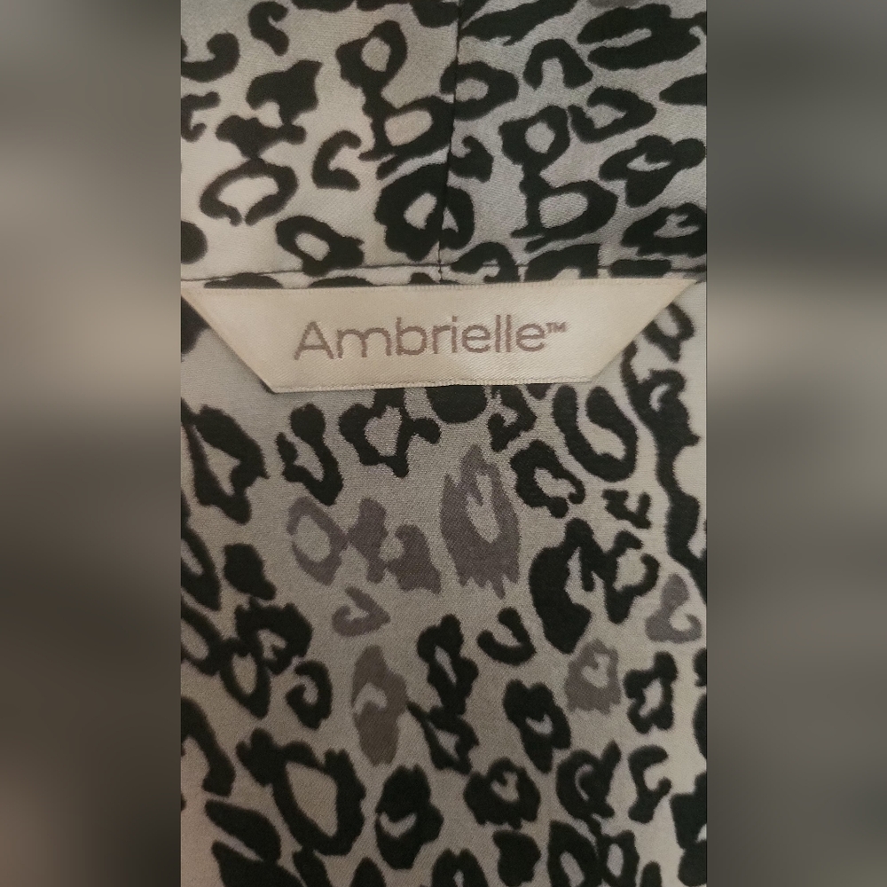 Ambrielle Leopard Print Robe With Tie Size Medium - image 5